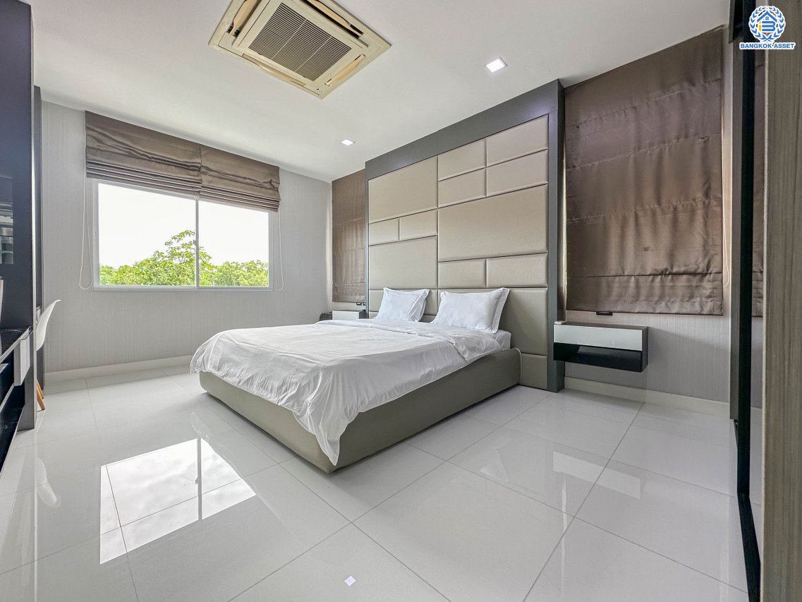 *****บ้านมือสองนนทบุรี โครงการ ลานทอง ติวานนท์-ปากเกร็ด เนื้อที่ 84 ตร.ว. พื้นที่ใช้สอย 300 ตร.ม. ฟังก์ชัน 3 ห้องนอน 2 ห้องน้ำ จอดรถได้ 3 คัน พร้อมสระว่ายน้ำส่วนตัว บนทำเลเดินทางสะดวกติด ถนนติวานนท์ ใกล้ห้าแยกปากเกร็ด, เมืองทองธานี, เซ็นทรัลแจ้งวัฒนะ, รถไฟฟ้าสายสีชมพู "สถานีปากเกร็ด" และจุดขึ้นทางด่วน "แจ้งวัฒนะ"