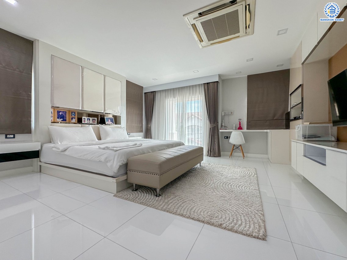 *****บ้านมือสองนนทบุรี โครงการ ลานทอง ติวานนท์-ปากเกร็ด เนื้อที่ 84 ตร.ว. พื้นที่ใช้สอย 300 ตร.ม. ฟังก์ชัน 3 ห้องนอน 2 ห้องน้ำ จอดรถได้ 3 คัน พร้อมสระว่ายน้ำส่วนตัว บนทำเลเดินทางสะดวกติด ถนนติวานนท์ ใกล้ห้าแยกปากเกร็ด, เมืองทองธานี, เซ็นทรัลแจ้งวัฒนะ, รถไฟฟ้าสายสีชมพู "สถานีปากเกร็ด" และจุดขึ้นทางด่วน "แจ้งวัฒนะ"