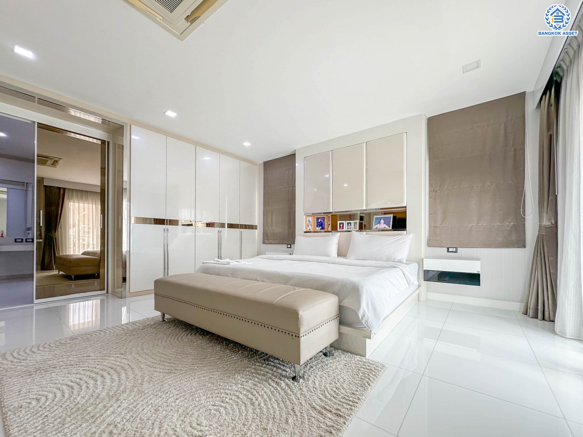 *****บ้านมือสองนนทบุรี โครงการ ลานทอง ติวานนท์-ปากเกร็ด เนื้อที่ 84 ตร.ว. พื้นที่ใช้สอย 300 ตร.ม. ฟังก์ชัน 3 ห้องนอน 2 ห้องน้ำ จอดรถได้ 3 คัน พร้อมสระว่ายน้ำส่วนตัว บนทำเลเดินทางสะดวกติด ถนนติวานนท์ ใกล้ห้าแยกปากเกร็ด, เมืองทองธานี, เซ็นทรัลแจ้งวัฒนะ, รถไฟฟ้าสายสีชมพู "สถานีปากเกร็ด" และจุดขึ้นทางด่วน "แจ้งวัฒนะ"