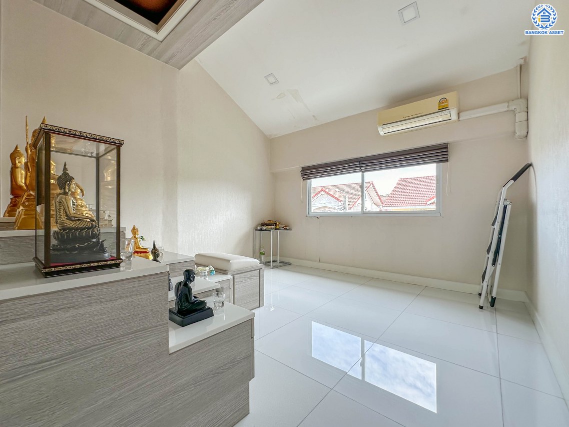 *****บ้านมือสองนนทบุรี โครงการ ลานทอง ติวานนท์-ปากเกร็ด เนื้อที่ 84 ตร.ว. พื้นที่ใช้สอย 300 ตร.ม. ฟังก์ชัน 3 ห้องนอน 2 ห้องน้ำ จอดรถได้ 3 คัน พร้อมสระว่ายน้ำส่วนตัว บนทำเลเดินทางสะดวกติด ถนนติวานนท์ ใกล้ห้าแยกปากเกร็ด, เมืองทองธานี, เซ็นทรัลแจ้งวัฒนะ, รถไฟฟ้าสายสีชมพู "สถานีปากเกร็ด" และจุดขึ้นทางด่วน "แจ้งวัฒนะ"