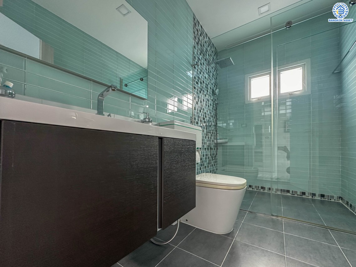 *****บ้านมือสองนนทบุรี โครงการ ลานทอง ติวานนท์-ปากเกร็ด เนื้อที่ 84 ตร.ว. พื้นที่ใช้สอย 300 ตร.ม. ฟังก์ชัน 3 ห้องนอน 2 ห้องน้ำ จอดรถได้ 3 คัน พร้อมสระว่ายน้ำส่วนตัว บนทำเลเดินทางสะดวกติด ถนนติวานนท์ ใกล้ห้าแยกปากเกร็ด, เมืองทองธานี, เซ็นทรัลแจ้งวัฒนะ, รถไฟฟ้าสายสีชมพู "สถานีปากเกร็ด" และจุดขึ้นทางด่วน "แจ้งวัฒนะ"