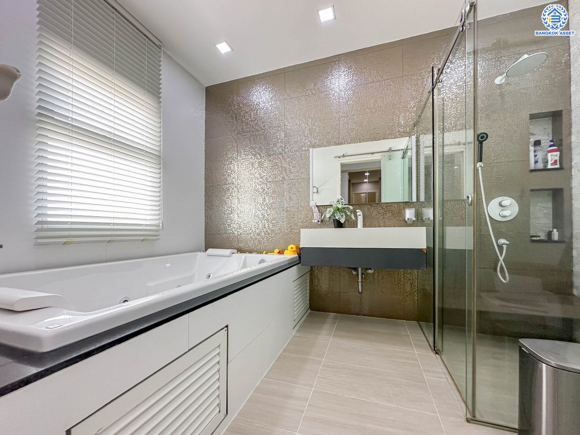 *****บ้านมือสองนนทบุรี โครงการ ลานทอง ติวานนท์-ปากเกร็ด เนื้อที่ 84 ตร.ว. พื้นที่ใช้สอย 300 ตร.ม. ฟังก์ชัน 3 ห้องนอน 2 ห้องน้ำ จอดรถได้ 3 คัน พร้อมสระว่ายน้ำส่วนตัว บนทำเลเดินทางสะดวกติด ถนนติวานนท์ ใกล้ห้าแยกปากเกร็ด, เมืองทองธานี, เซ็นทรัลแจ้งวัฒนะ, รถไฟฟ้าสายสีชมพู "สถานีปากเกร็ด" และจุดขึ้นทางด่วน "แจ้งวัฒนะ"