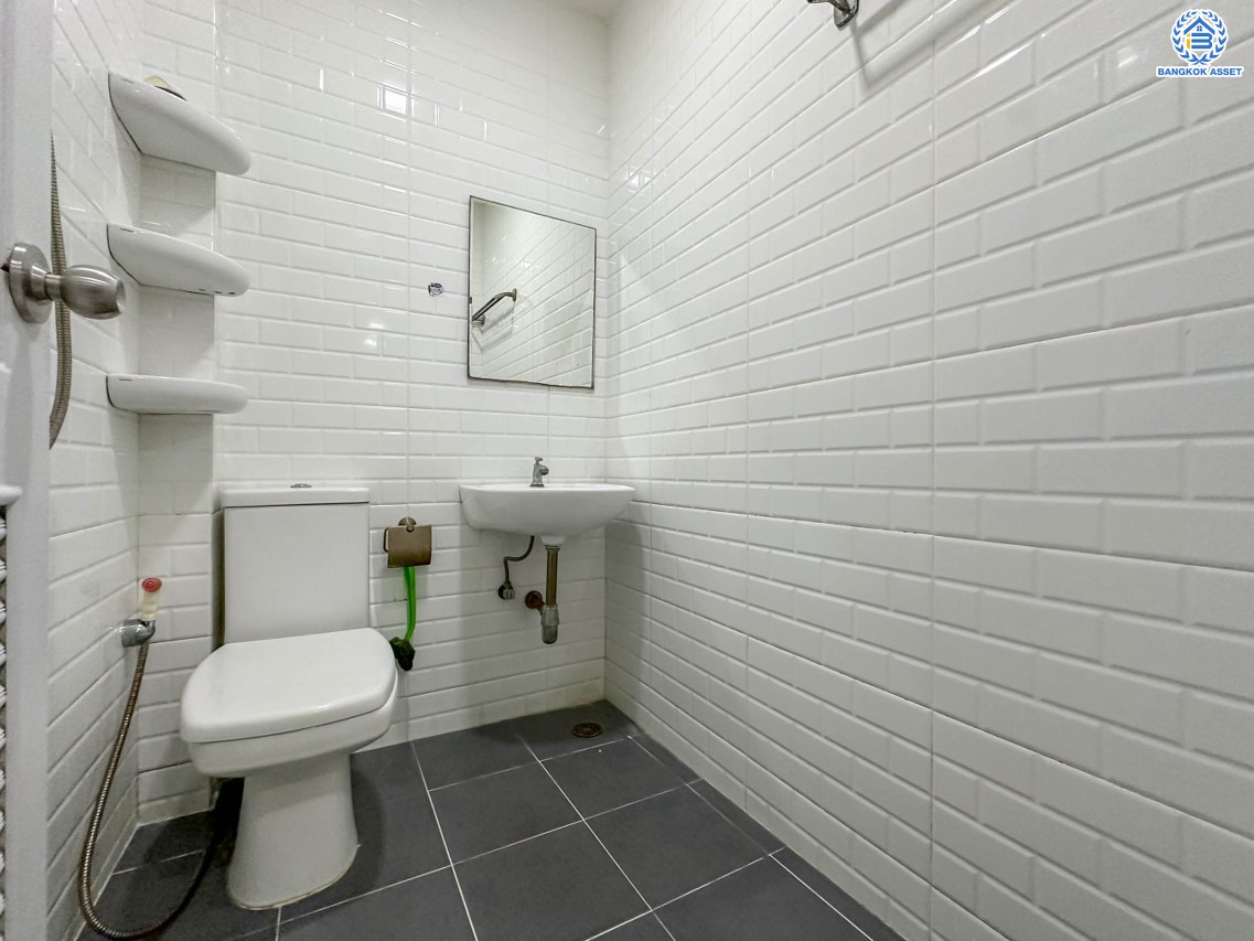 *****บ้านมือสองนนทบุรี โครงการ ลานทอง ติวานนท์-ปากเกร็ด เนื้อที่ 84 ตร.ว. พื้นที่ใช้สอย 300 ตร.ม. ฟังก์ชัน 3 ห้องนอน 2 ห้องน้ำ จอดรถได้ 3 คัน พร้อมสระว่ายน้ำส่วนตัว บนทำเลเดินทางสะดวกติด ถนนติวานนท์ ใกล้ห้าแยกปากเกร็ด, เมืองทองธานี, เซ็นทรัลแจ้งวัฒนะ, รถไฟฟ้าสายสีชมพู "สถานีปากเกร็ด" และจุดขึ้นทางด่วน "แจ้งวัฒนะ"