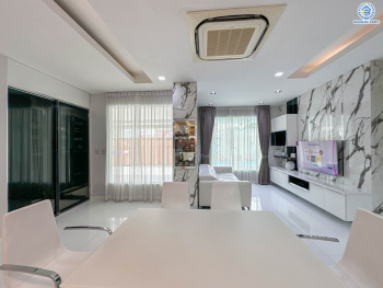 *****บ้านมือสองนนทบุรี โครงการ ลานทอง ติวานนท์-ปากเกร็ด เนื้อที่ 84 ตร.ว. พื้นที่ใช้สอย 300 ตร.ม. ฟังก์ชัน 3 ห้องนอน 2 ห้องน้ำ จอดรถได้ 3 คัน พร้อมสระว่ายน้ำส่วนตัว บนทำเลเดินทางสะดวกติด ถนนติวานนท์ ใกล้ห้าแยกปากเกร็ด, เมืองทองธานี, เซ็นทรัลแจ้งวัฒนะ, รถไฟฟ้าสายสีชมพู "สถานีปากเกร็ด" และจุดขึ้นทางด่วน "แจ้งวัฒนะ"