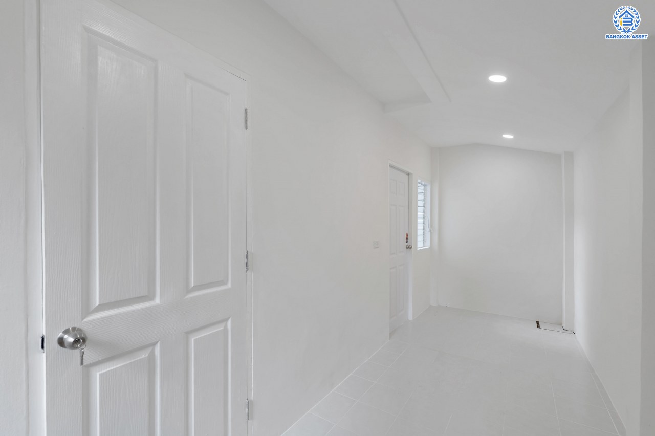 บ้านมือสองตกแต่งใหม่ โครงการ เพอร์เฟคพาร์ค วัดพระนอน จากแบรนด์ Property Perfect เนื้อที่ 35.7 ตร.ว. พื้นที่ใช้สอย 164.76 ตร.ม. ฟังก์ชัน 3 ห้องนอน 2 ห้องน้ำ พร้อม Facilities ภายในโครงการครบครัน บนทำเลเชื่อมต่อถนนกาญจนาฯ ใกล้ทางด่วน "ศรีรัช" เซ็นทรัลเวสต์เกต และรถไฟฟ้าสายสีม่วง "สถานีตลาดบางใหญ่"...