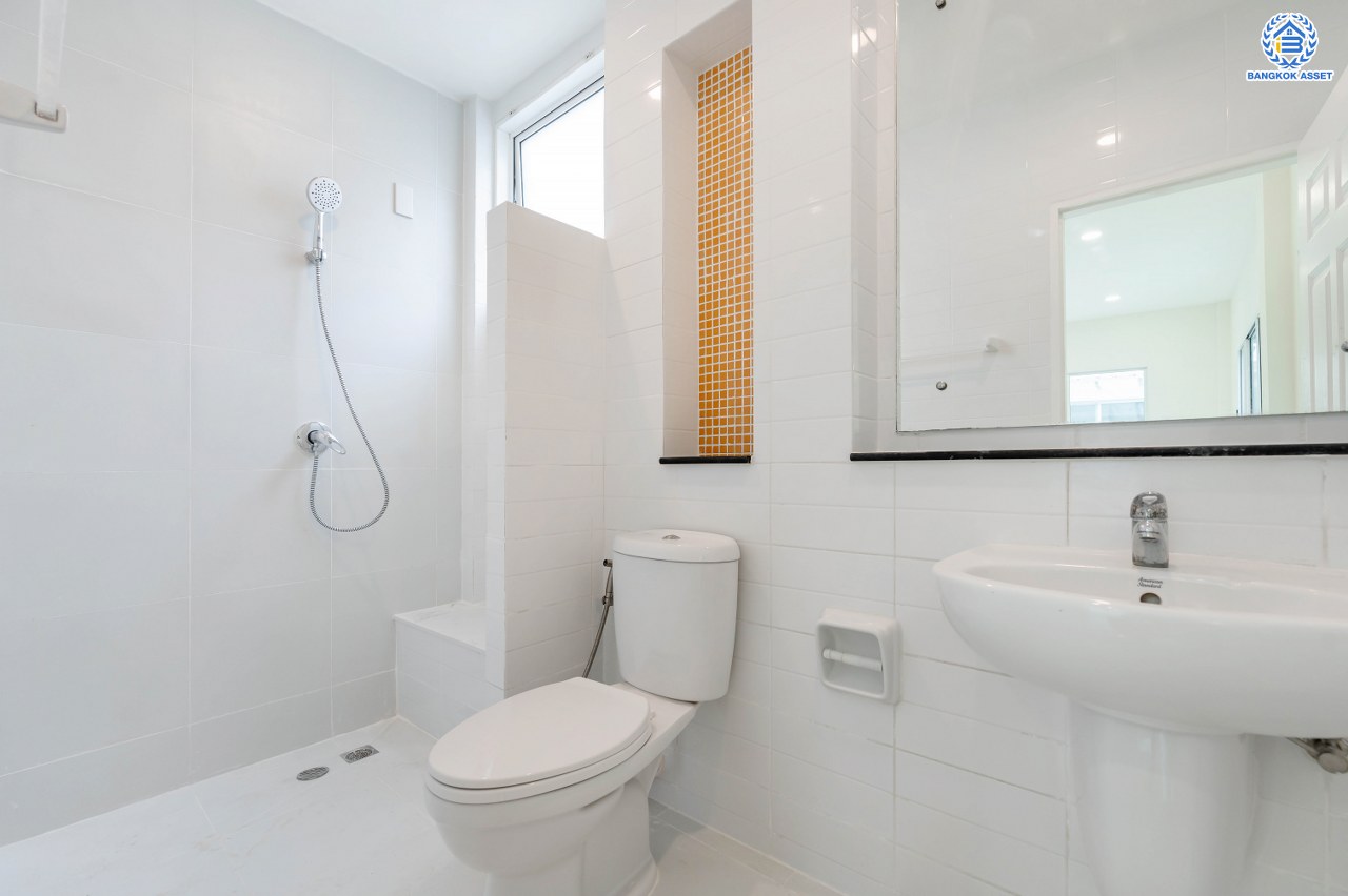 บ้านมือสองตกแต่งใหม่ โครงการ เพอร์เฟคพาร์ค วัดพระนอน จากแบรนด์ Property Perfect เนื้อที่ 35.7 ตร.ว. พื้นที่ใช้สอย 164.76 ตร.ม. ฟังก์ชัน 3 ห้องนอน 2 ห้องน้ำ พร้อม Facilities ภายในโครงการครบครัน บนทำเลเชื่อมต่อถนนกาญจนาฯ ใกล้ทางด่วน "ศรีรัช" เซ็นทรัลเวสต์เกต และรถไฟฟ้าสายสีม่วง "สถานีตลาดบางใหญ่"...