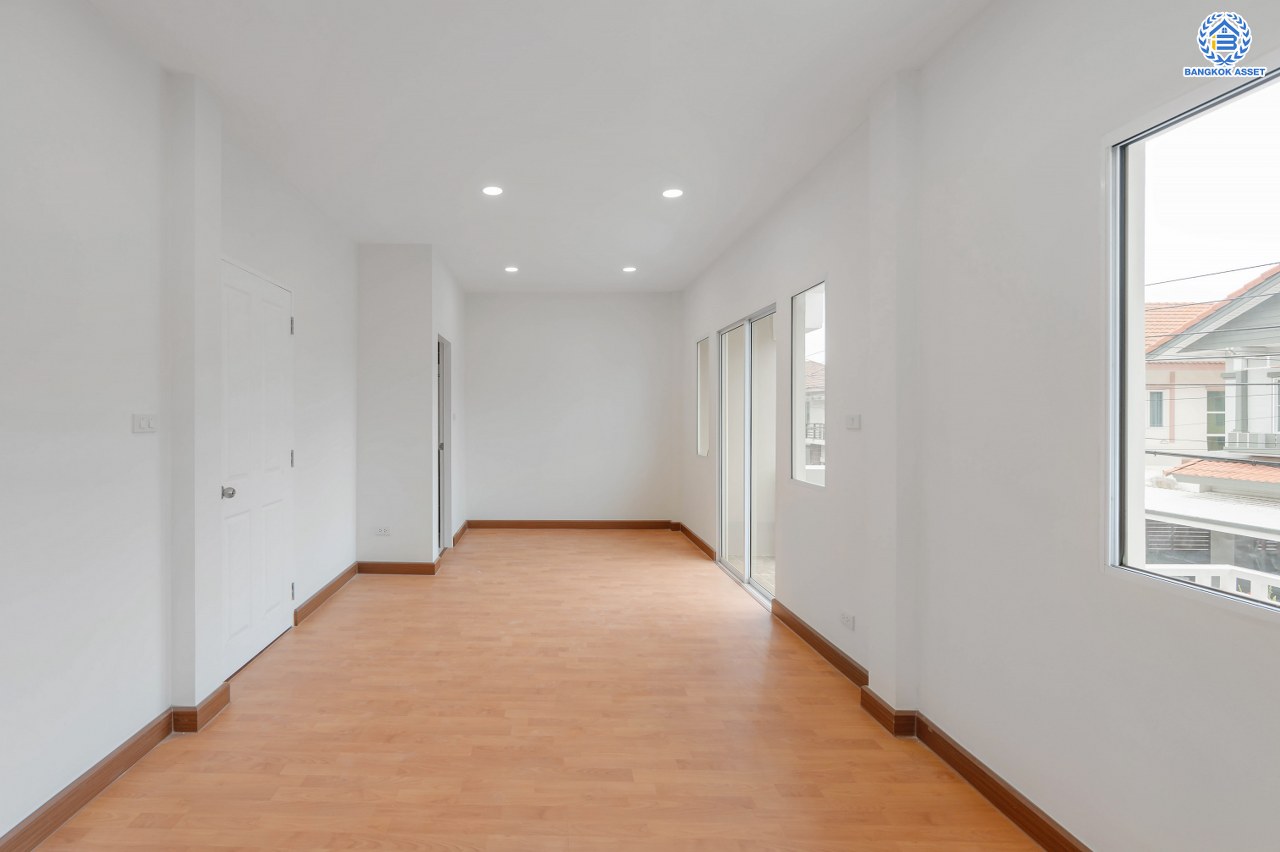 บ้านมือสองตกแต่งใหม่ โครงการ เพอร์เฟคพาร์ค วัดพระนอน จากแบรนด์ Property Perfect เนื้อที่ 35.7 ตร.ว. พื้นที่ใช้สอย 164.76 ตร.ม. ฟังก์ชัน 3 ห้องนอน 2 ห้องน้ำ พร้อม Facilities ภายในโครงการครบครัน บนทำเลเชื่อมต่อถนนกาญจนาฯ ใกล้ทางด่วน "ศรีรัช" เซ็นทรัลเวสต์เกต และรถไฟฟ้าสายสีม่วง "สถานีตลาดบางใหญ่"...