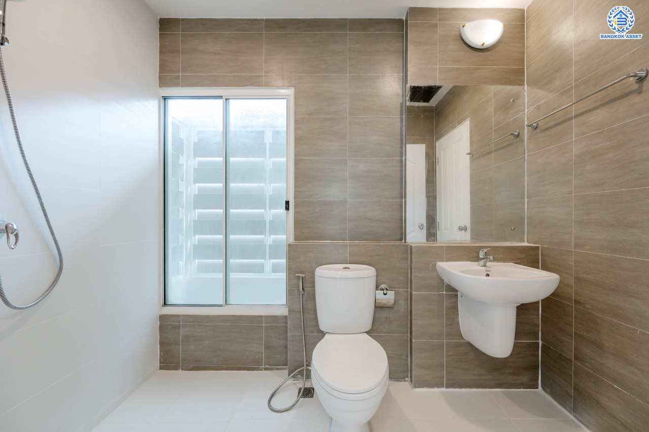 บ้านมือสองตกแต่งใหม่ โครงการ เพอร์เฟคพาร์ค วัดพระนอน จากแบรนด์ Property Perfect เนื้อที่ 35.7 ตร.ว. พื้นที่ใช้สอย 164.76 ตร.ม. ฟังก์ชัน 3 ห้องนอน 2 ห้องน้ำ พร้อม Facilities ภายในโครงการครบครัน บนทำเลเชื่อมต่อถนนกาญจนาฯ ใกล้ทางด่วน "ศรีรัช" เซ็นทรัลเวสต์เกต และรถไฟฟ้าสายสีม่วง "สถานีตลาดบางใหญ่"...