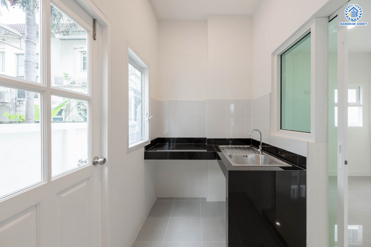 บ้านมือสองตกแต่งใหม่ โครงการ วรารมย์ เพชรเกษม81 แบรนด์ Q.House รองรับทุกความสุขของทุกคนในครอบครัว เนื้อที่ 52 ตร.ว. พื้นที่ใช้สอย 248.13 ตร.ม. ฟังก์ชัน 3 ห้องนอน 3 ห้องน้ำ จอดรถได้ 2 คัน บนทำเลใกล้ The Mall บางแค และเชื่อมต่อ ถนนกาญจนาฯ ถนนบางบอน และถนนพุทธมณฑลสาย4...