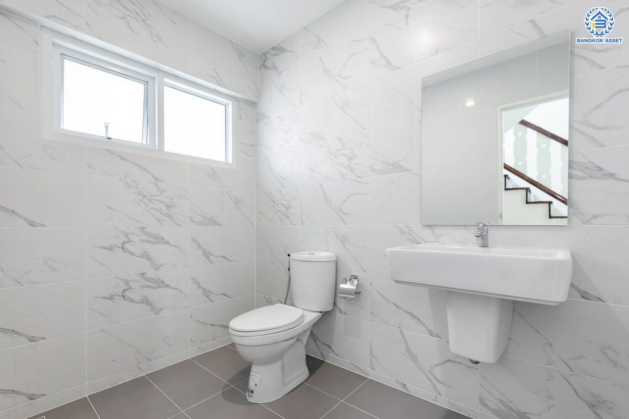 บ้านมือสองตกแต่งใหม่ โครงการ วรารมย์ เพชรเกษม81 แบรนด์ Q.House รองรับทุกความสุขของทุกคนในครอบครัว เนื้อที่ 52 ตร.ว. พื้นที่ใช้สอย 248.13 ตร.ม. ฟังก์ชัน 3 ห้องนอน 3 ห้องน้ำ จอดรถได้ 2 คัน บนทำเลใกล้ The Mall บางแค และเชื่อมต่อ ถนนกาญจนาฯ ถนนบางบอน และถนนพุทธมณฑลสาย4...