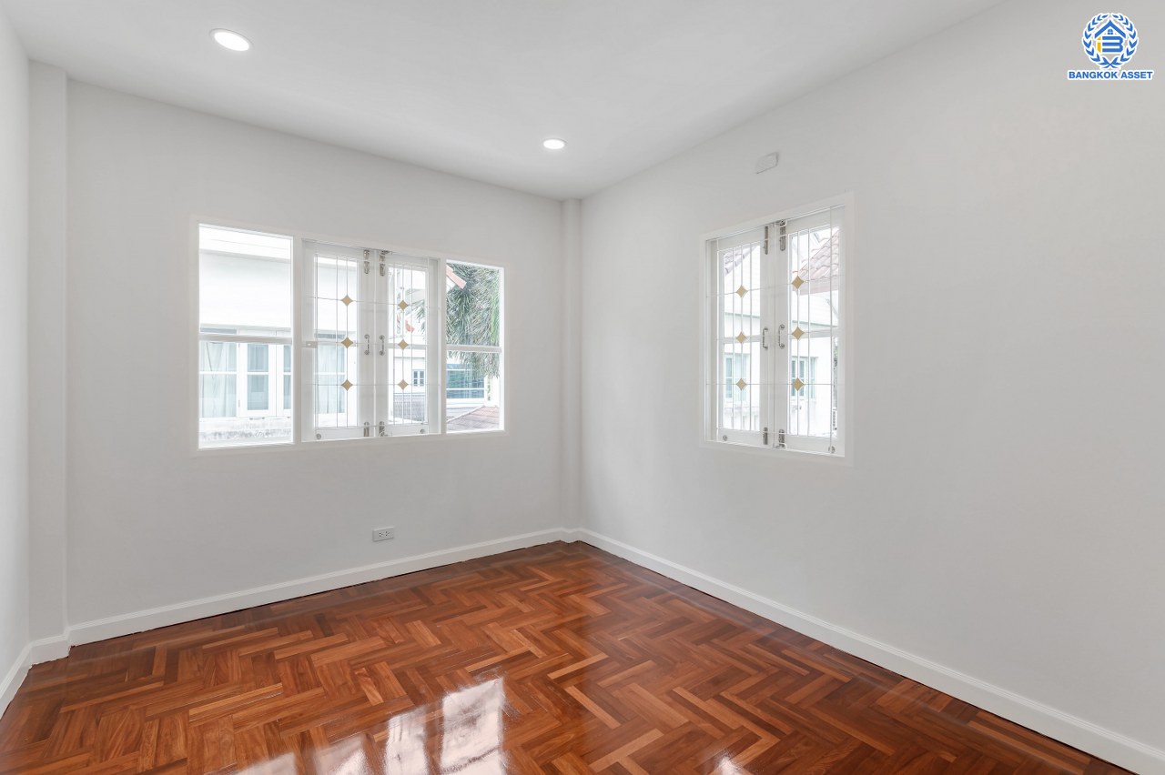 บ้านมือสองตกแต่งใหม่ โครงการ วรารมย์ เพชรเกษม81 แบรนด์ Q.House รองรับทุกความสุขของทุกคนในครอบครัว เนื้อที่ 52 ตร.ว. พื้นที่ใช้สอย 248.13 ตร.ม. ฟังก์ชัน 3 ห้องนอน 3 ห้องน้ำ จอดรถได้ 2 คัน บนทำเลใกล้ The Mall บางแค และเชื่อมต่อ ถนนกาญจนาฯ ถนนบางบอน และถนนพุทธมณฑลสาย4...