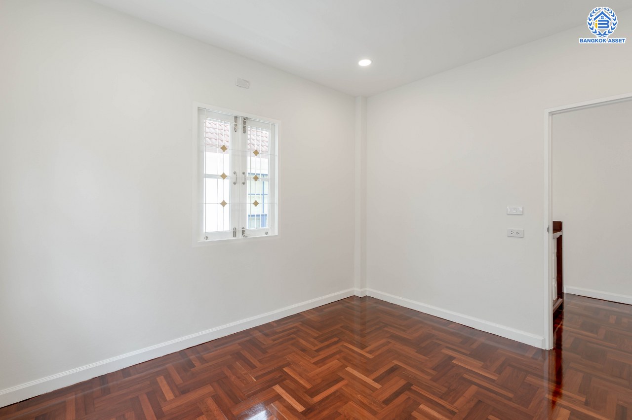 บ้านมือสองตกแต่งใหม่ โครงการ วรารมย์ เพชรเกษม81 แบรนด์ Q.House รองรับทุกความสุขของทุกคนในครอบครัว เนื้อที่ 52 ตร.ว. พื้นที่ใช้สอย 248.13 ตร.ม. ฟังก์ชัน 3 ห้องนอน 3 ห้องน้ำ จอดรถได้ 2 คัน บนทำเลใกล้ The Mall บางแค และเชื่อมต่อ ถนนกาญจนาฯ ถนนบางบอน และถนนพุทธมณฑลสาย4...