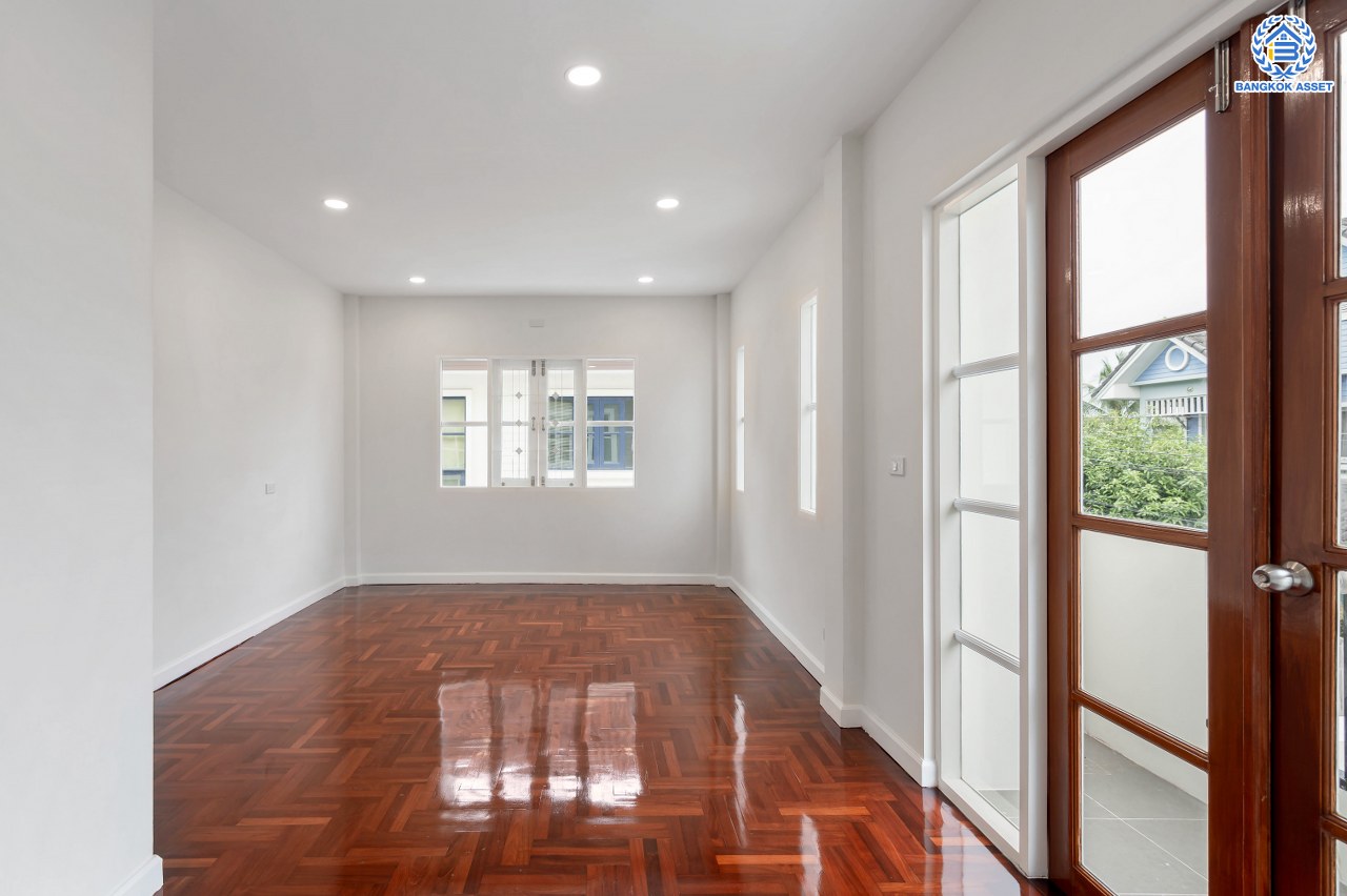 บ้านมือสองตกแต่งใหม่ โครงการ วรารมย์ เพชรเกษม81 แบรนด์ Q.House รองรับทุกความสุขของทุกคนในครอบครัว เนื้อที่ 52 ตร.ว. พื้นที่ใช้สอย 248.13 ตร.ม. ฟังก์ชัน 3 ห้องนอน 3 ห้องน้ำ จอดรถได้ 2 คัน บนทำเลใกล้ The Mall บางแค และเชื่อมต่อ ถนนกาญจนาฯ ถนนบางบอน และถนนพุทธมณฑลสาย4...