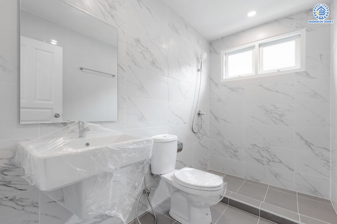 บ้านมือสองตกแต่งใหม่ โครงการ วรารมย์ เพชรเกษม81 แบรนด์ Q.House รองรับทุกความสุขของทุกคนในครอบครัว เนื้อที่ 52 ตร.ว. พื้นที่ใช้สอย 248.13 ตร.ม. ฟังก์ชัน 3 ห้องนอน 3 ห้องน้ำ จอดรถได้ 2 คัน บนทำเลใกล้ The Mall บางแค และเชื่อมต่อ ถนนกาญจนาฯ ถนนบางบอน และถนนพุทธมณฑลสาย4...