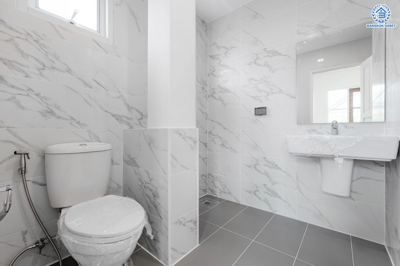 บ้านมือสองตกแต่งใหม่ โครงการ วรารมย์ เพชรเกษม81 แบรนด์ Q.House รองรับทุกความสุขของทุกคนในครอบครัว เนื้อที่ 52 ตร.ว. พื้นที่ใช้สอย 248.13 ตร.ม. ฟังก์ชัน 3 ห้องนอน 3 ห้องน้ำ จอดรถได้ 2 คัน บนทำเลใกล้ The Mall บางแค และเชื่อมต่อ ถนนกาญจนาฯ ถนนบางบอน และถนนพุทธมณฑลสาย4...