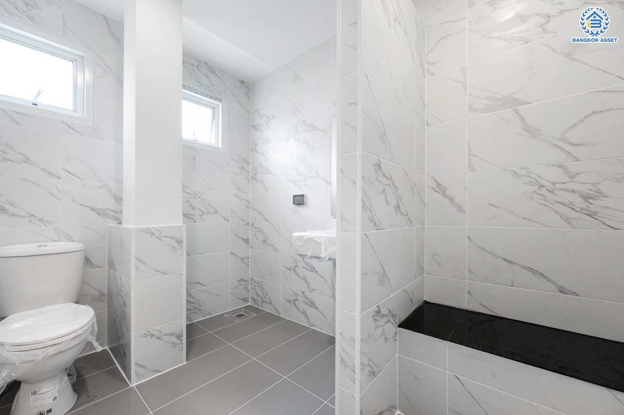 บ้านมือสองตกแต่งใหม่ โครงการ วรารมย์ เพชรเกษม81 แบรนด์ Q.House รองรับทุกความสุขของทุกคนในครอบครัว เนื้อที่ 52 ตร.ว. พื้นที่ใช้สอย 248.13 ตร.ม. ฟังก์ชัน 3 ห้องนอน 3 ห้องน้ำ จอดรถได้ 2 คัน บนทำเลใกล้ The Mall บางแค และเชื่อมต่อ ถนนกาญจนาฯ ถนนบางบอน และถนนพุทธมณฑลสาย4...