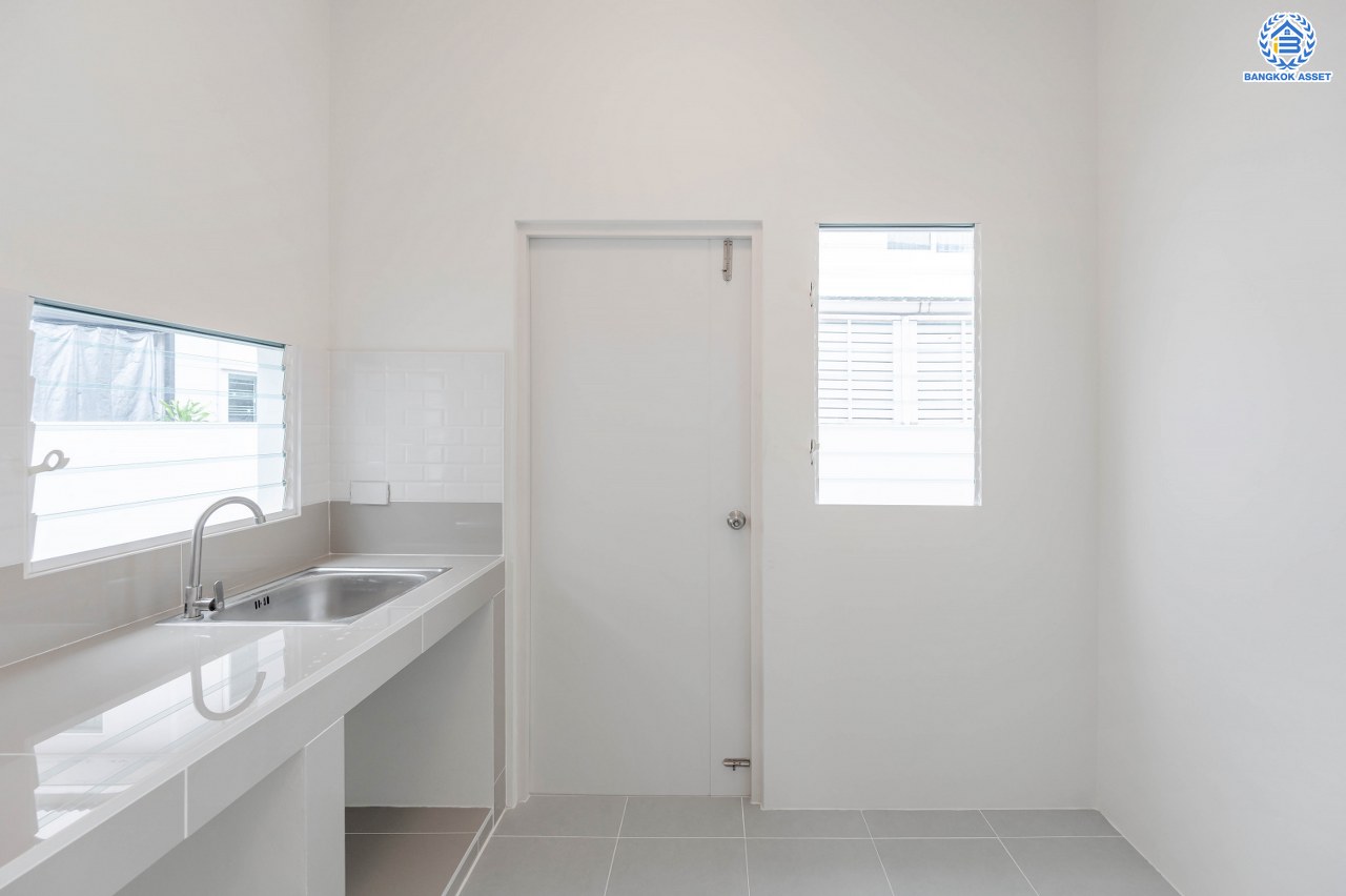 บ้านมือสองตกแต่งใหม่ สังคมคุณภาพแบรนด์ L&H โครงการ อินนิซิโอ ปิ่นเกล้า-ศาลายา หลังริม เนื้อที่ 52.9 ตร.ว. ฟังก์ชัน 3 ห้องนอน 2 ห้องน้ำ บนทำเลศักยภาพ เดินทางสะดวก เชื่อมต่อทั้งปิ่นเกล้า-ศาลายา ใกล้เซ็นทรัลเวสต์เกต รถไฟฟ้าสายสีม่วง "สถานีตลาดบางใหญ่" จุดขึ้นทางด่วน "กาญจนาภิเษก" และมหาวิทยาลัยมหิดล