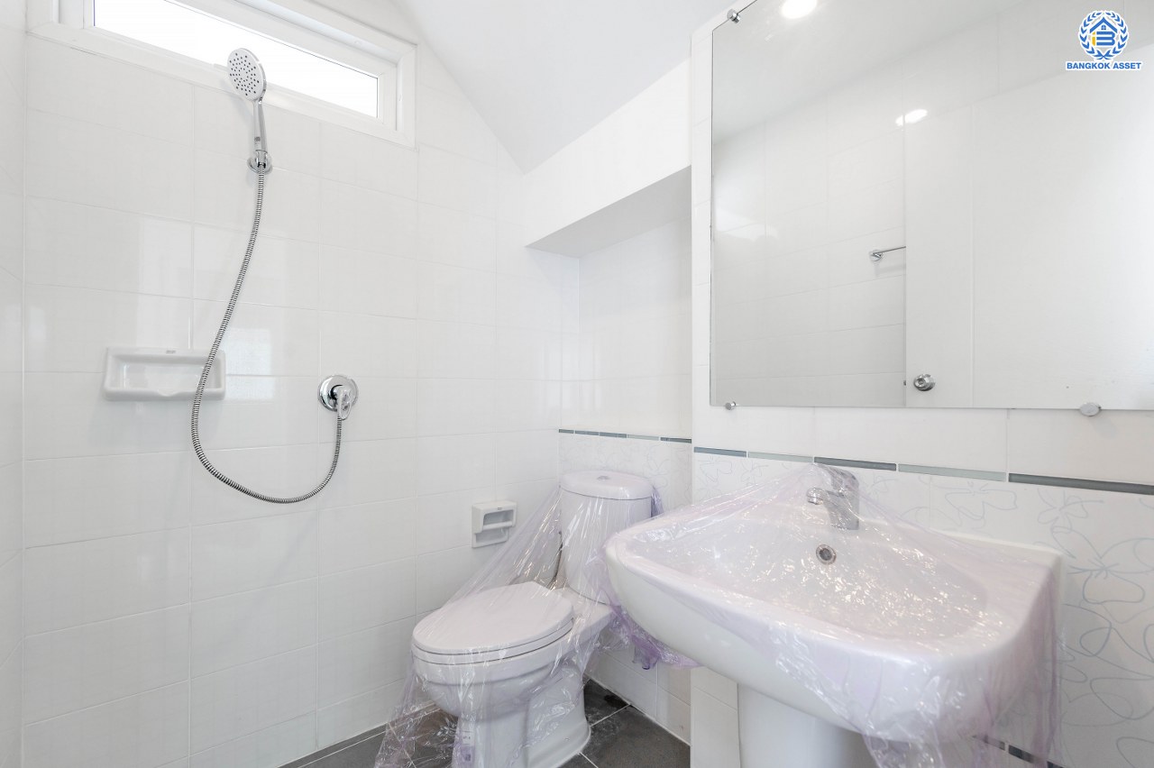 บ้านมือสองตกแต่งใหม่ สังคมคุณภาพแบรนด์ L&H โครงการ อินนิซิโอ ปิ่นเกล้า-ศาลายา หลังริม เนื้อที่ 52.9 ตร.ว. ฟังก์ชัน 3 ห้องนอน 2 ห้องน้ำ บนทำเลศักยภาพ เดินทางสะดวก เชื่อมต่อทั้งปิ่นเกล้า-ศาลายา ใกล้เซ็นทรัลเวสต์เกต รถไฟฟ้าสายสีม่วง "สถานีตลาดบางใหญ่" จุดขึ้นทางด่วน "กาญจนาภิเษก" และมหาวิทยาลัยมหิดล