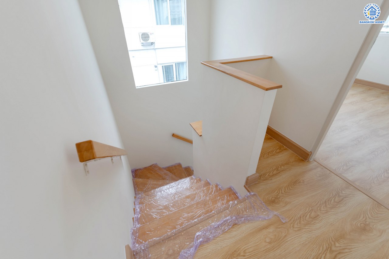 บ้านมือสองตกแต่งใหม่ สังคมคุณภาพแบรนด์ L&H โครงการ อินนิซิโอ ปิ่นเกล้า-ศาลายา หลังริม เนื้อที่ 52.9 ตร.ว. ฟังก์ชัน 3 ห้องนอน 2 ห้องน้ำ บนทำเลศักยภาพ เดินทางสะดวก เชื่อมต่อทั้งปิ่นเกล้า-ศาลายา ใกล้เซ็นทรัลเวสต์เกต รถไฟฟ้าสายสีม่วง "สถานีตลาดบางใหญ่" จุดขึ้นทางด่วน "กาญจนาภิเษก" และมหาวิทยาลัยมหิดล