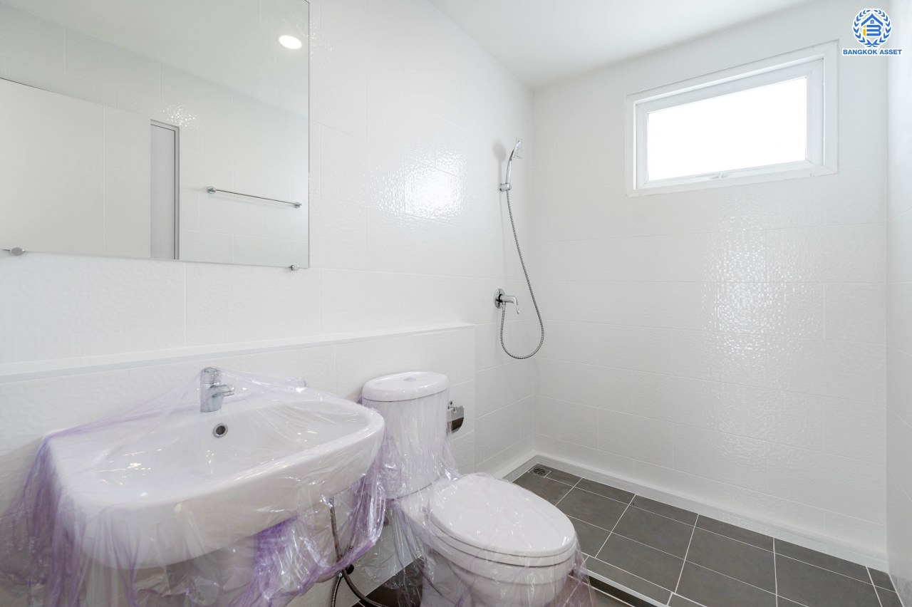 บ้านมือสองตกแต่งใหม่ สังคมคุณภาพแบรนด์ L&H โครงการ อินนิซิโอ ปิ่นเกล้า-ศาลายา หลังริม เนื้อที่ 52.9 ตร.ว. ฟังก์ชัน 3 ห้องนอน 2 ห้องน้ำ บนทำเลศักยภาพ เดินทางสะดวก เชื่อมต่อทั้งปิ่นเกล้า-ศาลายา ใกล้เซ็นทรัลเวสต์เกต รถไฟฟ้าสายสีม่วง "สถานีตลาดบางใหญ่" จุดขึ้นทางด่วน "กาญจนาภิเษก" และมหาวิทยาลัยมหิดล