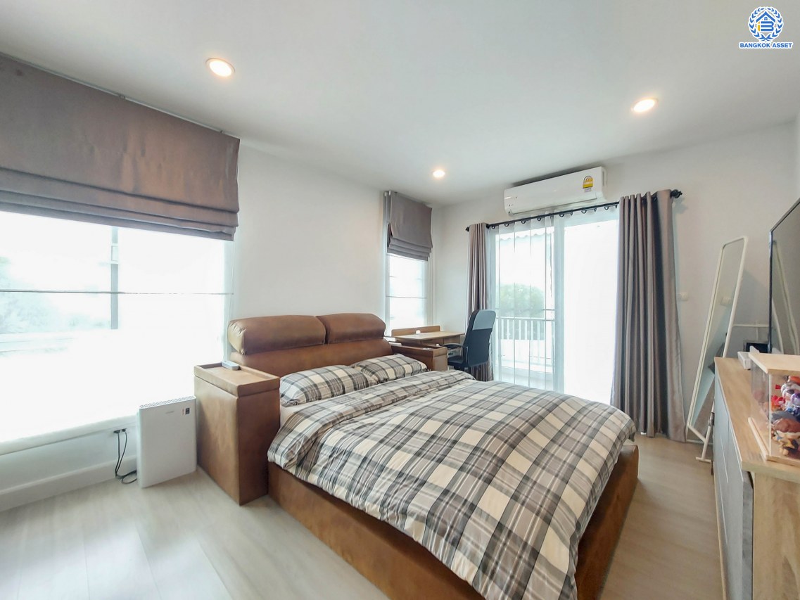 *****บ้านเดี่ยวมือสอง โครงการ คณาสิริ ปิ่นเกล้า-กาญจนาภิเษก จากแบรนด์คุณภาพแสนศิริ เนื้อที่ 50 ตร.ว. พื้นที่ใช้สอย 128 ตร.ม. ฟังก์ชัน 4 ห้องนอน 3 ห้องน้ำ ที่จอดรถ 2 คัน บนทำเล ใกล้รถไฟฟ้าสายสีม่วง "สถานีตลาดบางใหญ่" และทางด่วน "ศรีรัช"