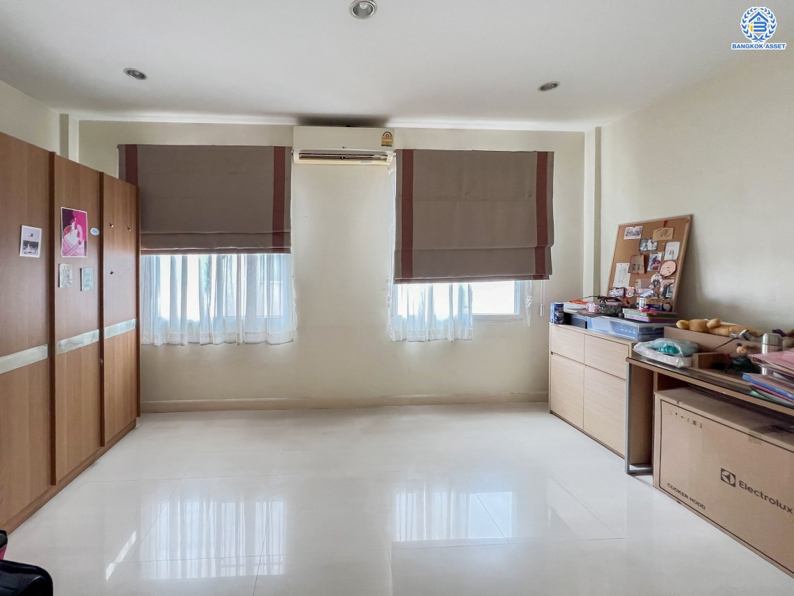 *****ทาวน์โฮม 3 ชั้นมือสอง โครงการ เดอะเนเจอร์ซิตี้ เพชรเกษม69 เนื้อที่ 20 ตร.ว. พื้นที่ใช้สอย 177 ตร.ม. ฟังก์ชัน 3 ห้องนอน 3 ห้องน้ำ 2 ที่จอดรถ พร้อมเข้าอยู่ บนทำเลเชื่อมต่อทุกการเดินทาง ถนนเพชรเกษม, ถนนพุทธมณฑลสาย3, ถนนบางบอน รถไฟฟ้าสายสีน้ำเงิน "สถานีหลักสอง" และห้างสรรพสินค้าเดอะมอล์ บางแค