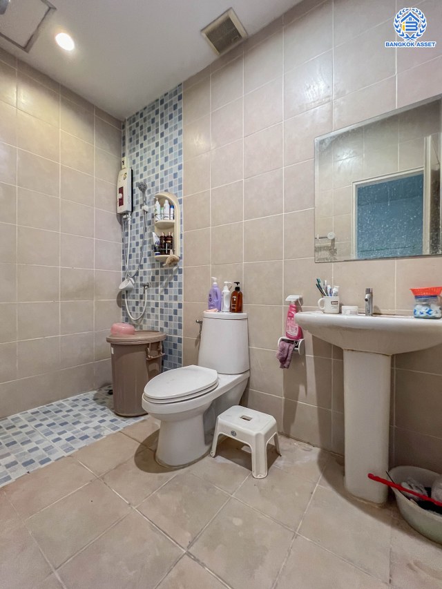 *****ทาวน์โฮม 3 ชั้นมือสอง โครงการ เดอะเนเจอร์ซิตี้ เพชรเกษม69 เนื้อที่ 20 ตร.ว. พื้นที่ใช้สอย 177 ตร.ม. ฟังก์ชัน 3 ห้องนอน 3 ห้องน้ำ 2 ที่จอดรถ พร้อมเข้าอยู่ บนทำเลเชื่อมต่อทุกการเดินทาง ถนนเพชรเกษม, ถนนพุทธมณฑลสาย3, ถนนบางบอน รถไฟฟ้าสายสีน้ำเงิน "สถานีหลักสอง" และห้างสรรพสินค้าเดอะมอล์ บางแค