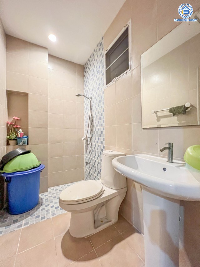 *****ทาวน์โฮม 3 ชั้นมือสอง โครงการ เดอะเนเจอร์ซิตี้ เพชรเกษม69 เนื้อที่ 20 ตร.ว. พื้นที่ใช้สอย 177 ตร.ม. ฟังก์ชัน 3 ห้องนอน 3 ห้องน้ำ 2 ที่จอดรถ พร้อมเข้าอยู่ บนทำเลเชื่อมต่อทุกการเดินทาง ถนนเพชรเกษม, ถนนพุทธมณฑลสาย3, ถนนบางบอน รถไฟฟ้าสายสีน้ำเงิน "สถานีหลักสอง" และห้างสรรพสินค้าเดอะมอล์ บางแค