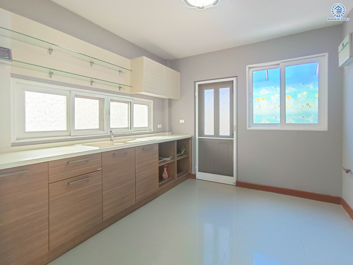 *****บ้านเดี่ยวมือสอง โครงการ คาซ่าวิลล์ สุขาภิบาล5 เนื้อที่ 52.50 ตร.ว. พื้นที่ใช้สอย 150 ตร.ม. ฟังก์ชัน 3 ห้องนอน 2 ห้องน้ำ 2 ที่จอดรถ บนทำเลเดินทางสะดวก เชื่อมต่อถนนเพิ่มสิน ถนนสุขาภิบาล5 ถนนหทัยราษร์ และจุดขึ้นทางด่วน "รามอินทรา-อาจาณรงค์" ใกล้ห้างสรรพสินค้า "เซ็นทรัล รามอินทรา"