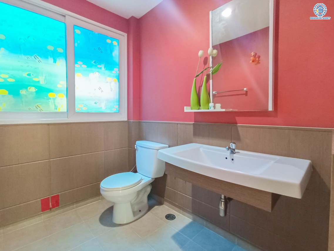 *****บ้านเดี่ยวมือสอง โครงการ คาซ่าวิลล์ สุขาภิบาล5 เนื้อที่ 52.50 ตร.ว. พื้นที่ใช้สอย 150 ตร.ม. ฟังก์ชัน 3 ห้องนอน 2 ห้องน้ำ 2 ที่จอดรถ บนทำเลเดินทางสะดวก เชื่อมต่อถนนเพิ่มสิน ถนนสุขาภิบาล5 ถนนหทัยราษร์ และจุดขึ้นทางด่วน "รามอินทรา-อาจาณรงค์" ใกล้ห้างสรรพสินค้า "เซ็นทรัล รามอินทรา"