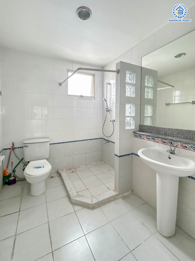 *****บ้านเดี่ยวมือสองจาก L&H โครงการ มัณฑนา เพชรเกษม81 บนเนื้อที่ 57.2 ตร.ว. พื้นที่ใช้สอยกว่า 170 ตร.ม. พร้อมฟังก์ชัน 3 ห้องนอน 3 ห้องน้ำ จอดรถได้ 2 คัน บนทำเลเชื่อมต่อสู่ ถนนเพชรเกษม, ถนนพุทธมณฑลสาย4 ใกล้เดอะมอลล์ บางแค และม.มหิดล