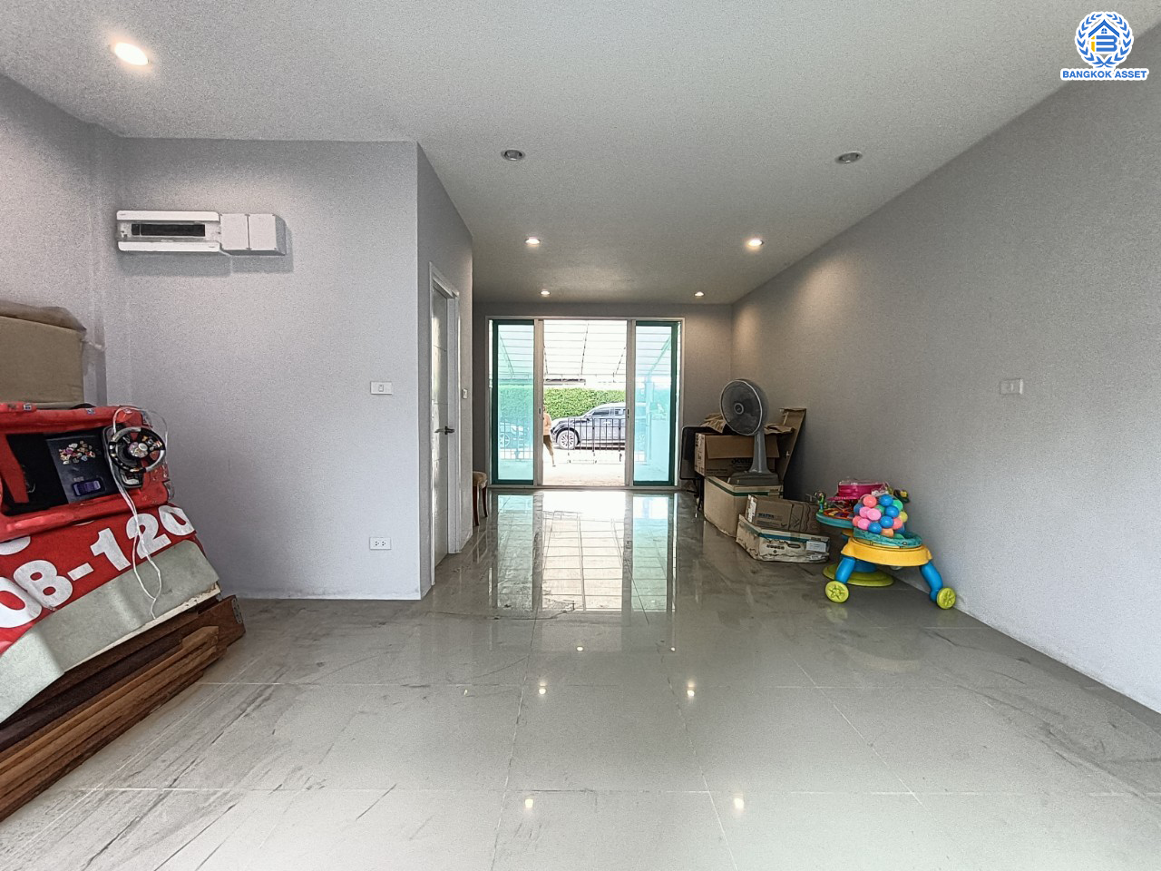 ทาวน์โฮมมือสองนนทบุรี โครงการ ดิเอ็กคลูซีฟ รัชดา-วงศ์สว่าง เนื้อที่กว้าง 24.4 ตร.ว. ฟังก์ชัน 3 ห้องนอน 3 ห้องน้ำ 2 ที่จอดรถ บ้านใหม่ ไม่เคยเข้าอยู่ บนทำเลโซนเมือง เดินทางสะดวก เชื่อมต่อ ถนนวงศ์สว่าง, ถนนติวานนท์, ถนนรัตนาธิเบศร์ ใกล้ทางด่วน "ศรีรัช" และรถไฟฟ้าสายสีม่วง "สถานีแยกติวานนท์"