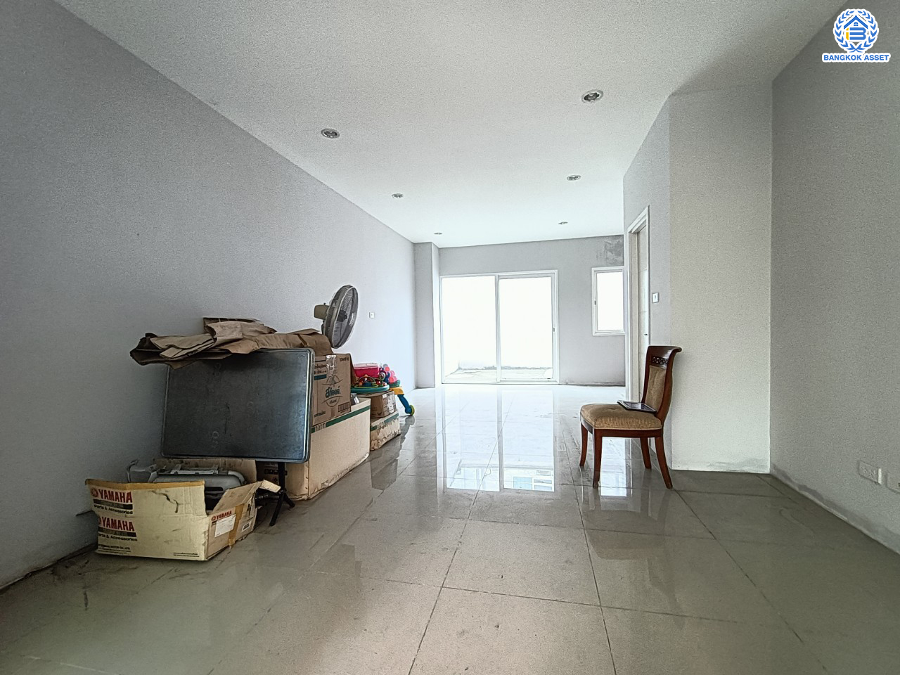 ทาวน์โฮมมือสองนนทบุรี โครงการ ดิเอ็กคลูซีฟ รัชดา-วงศ์สว่าง เนื้อที่กว้าง 24.4 ตร.ว. ฟังก์ชัน 3 ห้องนอน 3 ห้องน้ำ 2 ที่จอดรถ บ้านใหม่ ไม่เคยเข้าอยู่ บนทำเลโซนเมือง เดินทางสะดวก เชื่อมต่อ ถนนวงศ์สว่าง, ถนนติวานนท์, ถนนรัตนาธิเบศร์ ใกล้ทางด่วน "ศรีรัช" และรถไฟฟ้าสายสีม่วง "สถานีแยกติวานนท์"