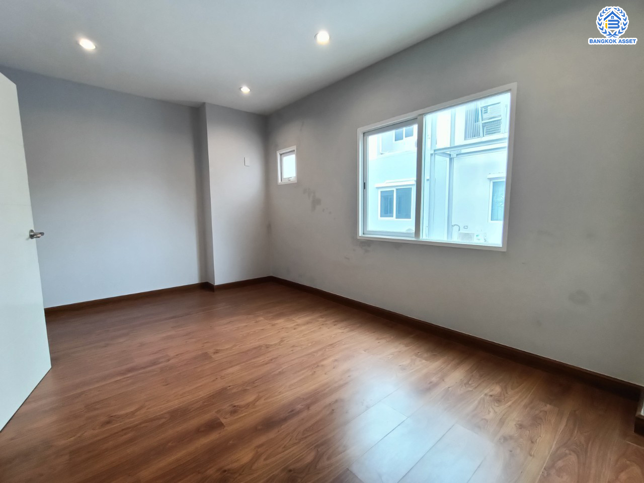 ทาวน์โฮมมือสองนนทบุรี โครงการ ดิเอ็กคลูซีฟ รัชดา-วงศ์สว่าง เนื้อที่กว้าง 24.4 ตร.ว. ฟังก์ชัน 3 ห้องนอน 3 ห้องน้ำ 2 ที่จอดรถ บ้านใหม่ ไม่เคยเข้าอยู่ บนทำเลโซนเมือง เดินทางสะดวก เชื่อมต่อ ถนนวงศ์สว่าง, ถนนติวานนท์, ถนนรัตนาธิเบศร์ ใกล้ทางด่วน "ศรีรัช" และรถไฟฟ้าสายสีม่วง "สถานีแยกติวานนท์"