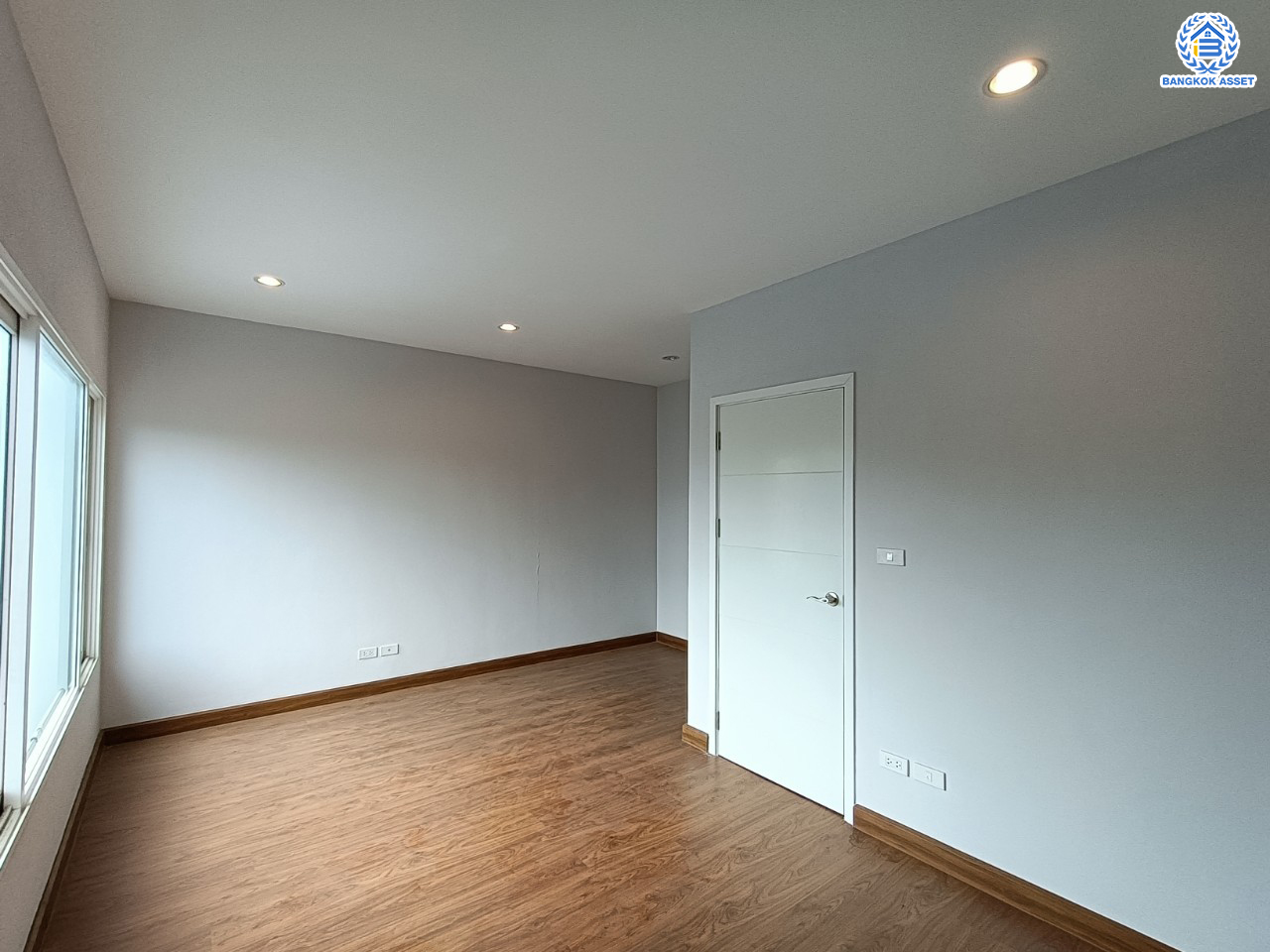 ทาวน์โฮมมือสองนนทบุรี โครงการ ดิเอ็กคลูซีฟ รัชดา-วงศ์สว่าง เนื้อที่กว้าง 24.4 ตร.ว. ฟังก์ชัน 3 ห้องนอน 3 ห้องน้ำ 2 ที่จอดรถ บ้านใหม่ ไม่เคยเข้าอยู่ บนทำเลโซนเมือง เดินทางสะดวก เชื่อมต่อ ถนนวงศ์สว่าง, ถนนติวานนท์, ถนนรัตนาธิเบศร์ ใกล้ทางด่วน "ศรีรัช" และรถไฟฟ้าสายสีม่วง "สถานีแยกติวานนท์"