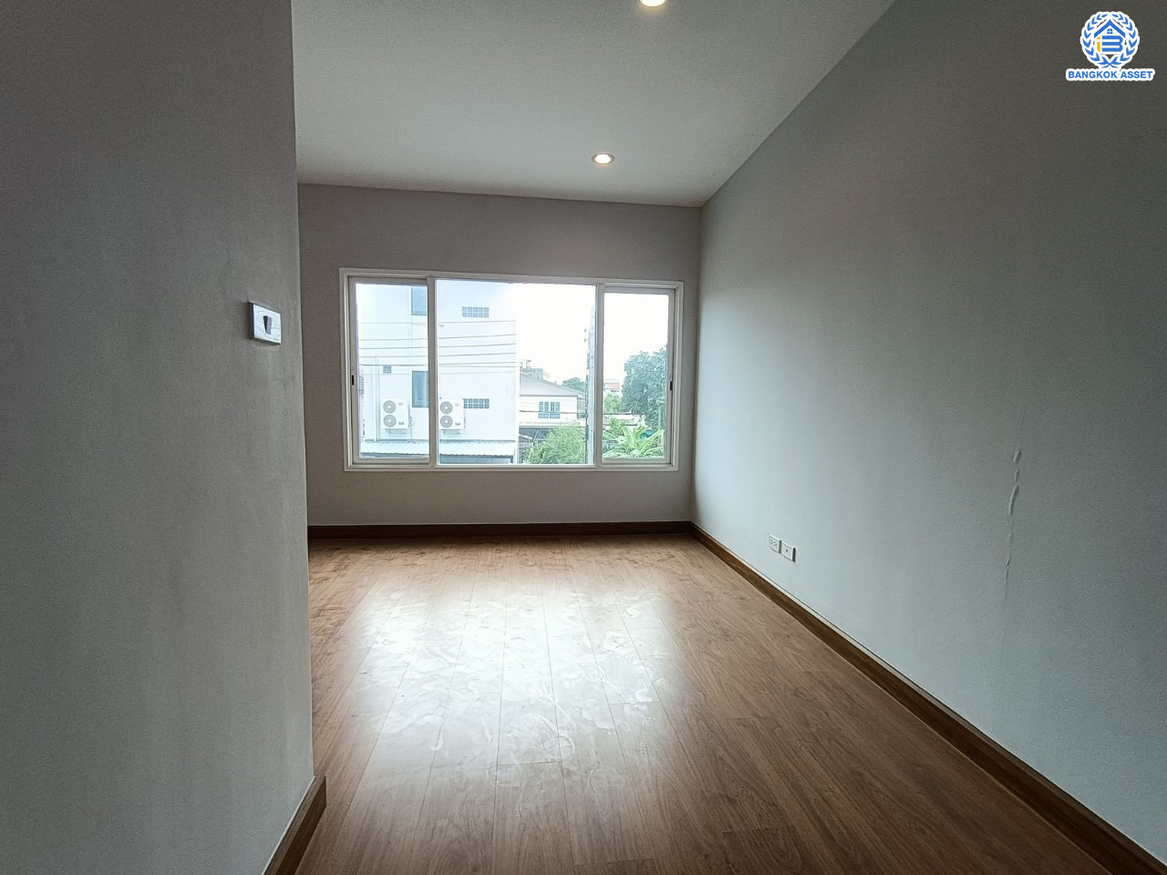 ทาวน์โฮมมือสองนนทบุรี โครงการ ดิเอ็กคลูซีฟ รัชดา-วงศ์สว่าง เนื้อที่กว้าง 24.4 ตร.ว. ฟังก์ชัน 3 ห้องนอน 3 ห้องน้ำ 2 ที่จอดรถ บ้านใหม่ ไม่เคยเข้าอยู่ บนทำเลโซนเมือง เดินทางสะดวก เชื่อมต่อ ถนนวงศ์สว่าง, ถนนติวานนท์, ถนนรัตนาธิเบศร์ ใกล้ทางด่วน "ศรีรัช" และรถไฟฟ้าสายสีม่วง "สถานีแยกติวานนท์"