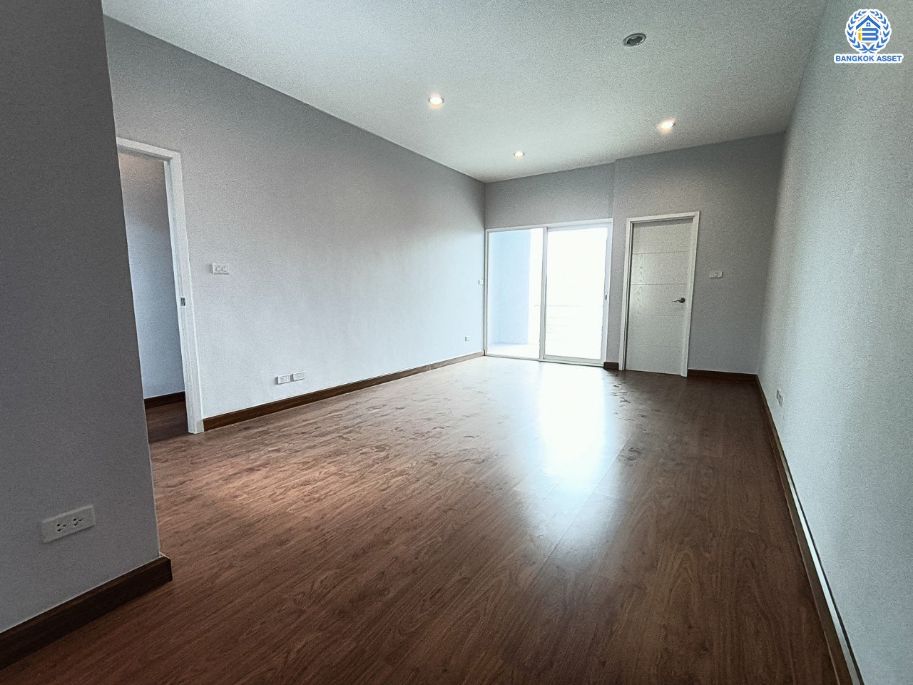 ทาวน์โฮมมือสองนนทบุรี โครงการ ดิเอ็กคลูซีฟ รัชดา-วงศ์สว่าง เนื้อที่กว้าง 24.4 ตร.ว. ฟังก์ชัน 3 ห้องนอน 3 ห้องน้ำ 2 ที่จอดรถ บ้านใหม่ ไม่เคยเข้าอยู่ บนทำเลโซนเมือง เดินทางสะดวก เชื่อมต่อ ถนนวงศ์สว่าง, ถนนติวานนท์, ถนนรัตนาธิเบศร์ ใกล้ทางด่วน "ศรีรัช" และรถไฟฟ้าสายสีม่วง "สถานีแยกติวานนท์"