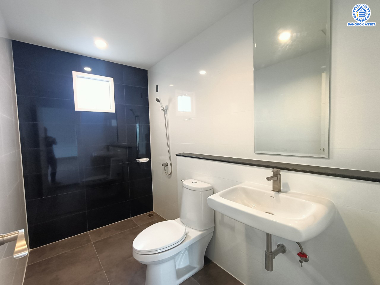 ทาวน์โฮมมือสองนนทบุรี โครงการ ดิเอ็กคลูซีฟ รัชดา-วงศ์สว่าง เนื้อที่กว้าง 24.4 ตร.ว. ฟังก์ชัน 3 ห้องนอน 3 ห้องน้ำ 2 ที่จอดรถ บ้านใหม่ ไม่เคยเข้าอยู่ บนทำเลโซนเมือง เดินทางสะดวก เชื่อมต่อ ถนนวงศ์สว่าง, ถนนติวานนท์, ถนนรัตนาธิเบศร์ ใกล้ทางด่วน "ศรีรัช" และรถไฟฟ้าสายสีม่วง "สถานีแยกติวานนท์"