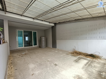 ทาวน์โฮมมือสองนนทบุรี โครงการ ดิเอ็กคลูซีฟ รัชดา-วงศ์สว่าง เนื้อที่กว้าง 24.4 ตร.ว. ฟังก์ชัน 3 ห้องนอน 3 ห้องน้ำ 2 ที่จอดรถ บ้านใหม่ ไม่เคยเข้าอยู่ บนทำเลโซนเมือง เดินทางสะดวก เชื่อมต่อ ถนนวงศ์สว่าง, ถนนติวานนท์, ถนนรัตนาธิเบศร์ ใกล้ทางด่วน "ศรีรัช" และรถไฟฟ้าสายสีม่วง "สถานีแยกติวานนท์"