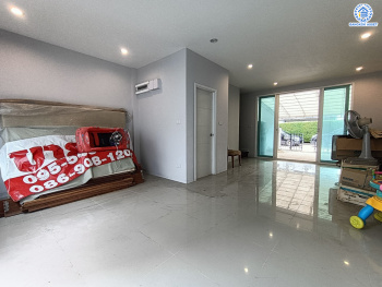 ทาวน์โฮมมือสองนนทบุรี โครงการ ดิเอ็กคลูซีฟ รัชดา-วงศ์สว่าง เนื้อที่กว้าง 24.4 ตร.ว. ฟังก์ชัน 3 ห้องนอน 3 ห้องน้ำ 2 ที่จอดรถ บ้านใหม่ ไม่เคยเข้าอยู่ บนทำเลโซนเมือง เดินทางสะดวก เชื่อมต่อ ถนนวงศ์สว่าง, ถนนติวานนท์, ถนนรัตนาธิเบศร์ ใกล้ทางด่วน "ศรีรัช" และรถไฟฟ้าสายสีม่วง "สถานีแยกติวานนท์"