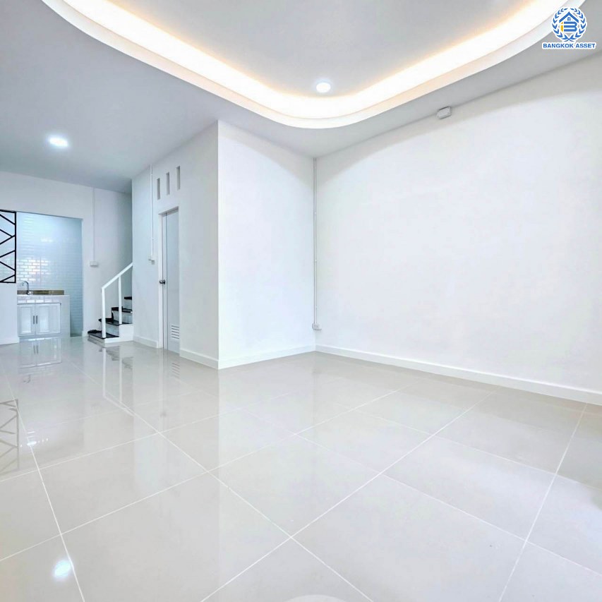 *****ทาวน์เฮ้าส์มือสองนนทบุรี โครงการ ยูงทองธานี แจ้งวัฒนะ เนื้อที่กว้างมากถึง 14 ตร.ว. พื้นที่ใช้สอย 90 ตร.ม. ฟังก์ชัน 2 ห้องนอน 2 ห้องน้ำ 1 ที่จอดรถ บนทำเลแห่งการเดินทาง เชื่อมต่อถนนแจ้งวัฒนะ, ถนนติวานนท์ ใกล้รถไฟฟ้าสายสีชมพู "สถานีแจ้งวัฒนะ-ปากเกร็ด28"