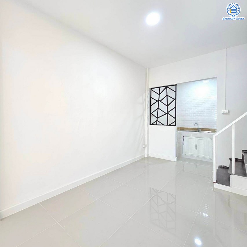 *****ทาวน์เฮ้าส์มือสองนนทบุรี โครงการ ยูงทองธานี แจ้งวัฒนะ เนื้อที่กว้างมากถึง 14 ตร.ว. พื้นที่ใช้สอย 90 ตร.ม. ฟังก์ชัน 2 ห้องนอน 2 ห้องน้ำ 1 ที่จอดรถ บนทำเลแห่งการเดินทาง เชื่อมต่อถนนแจ้งวัฒนะ, ถนนติวานนท์ ใกล้รถไฟฟ้าสายสีชมพู "สถานีแจ้งวัฒนะ-ปากเกร็ด28"