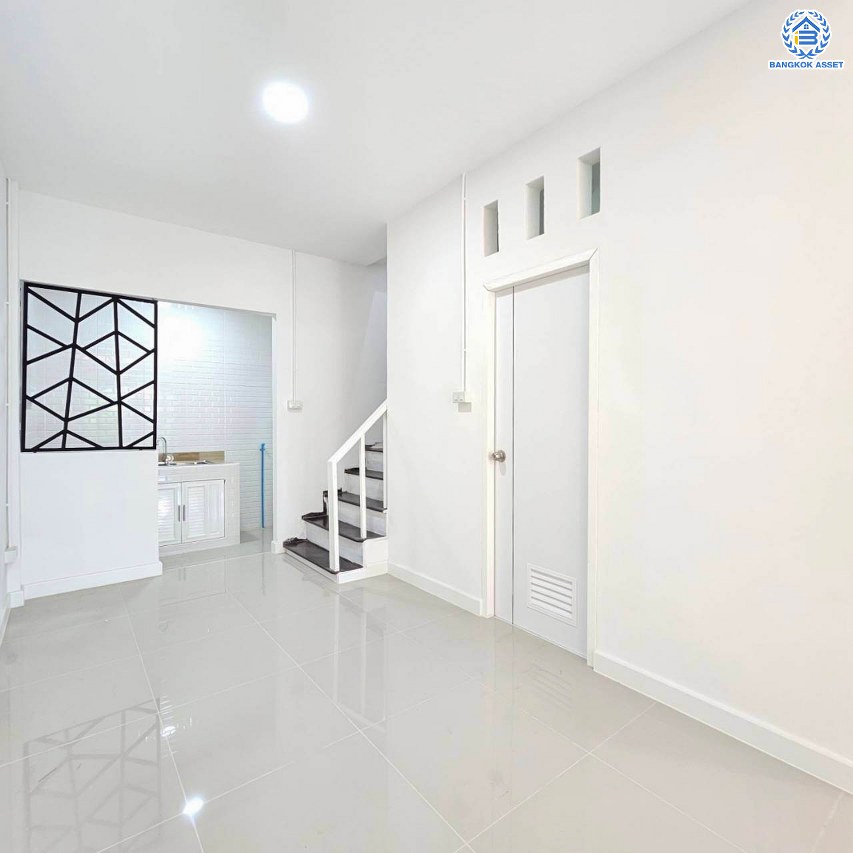 *****ทาวน์เฮ้าส์มือสองนนทบุรี โครงการ ยูงทองธานี แจ้งวัฒนะ เนื้อที่กว้างมากถึง 14 ตร.ว. พื้นที่ใช้สอย 90 ตร.ม. ฟังก์ชัน 2 ห้องนอน 2 ห้องน้ำ 1 ที่จอดรถ บนทำเลแห่งการเดินทาง เชื่อมต่อถนนแจ้งวัฒนะ, ถนนติวานนท์ ใกล้รถไฟฟ้าสายสีชมพู "สถานีแจ้งวัฒนะ-ปากเกร็ด28"