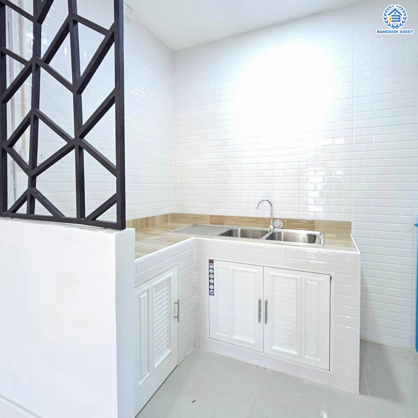 *****ทาวน์เฮ้าส์มือสองนนทบุรี โครงการ ยูงทองธานี แจ้งวัฒนะ เนื้อที่กว้างมากถึง 14 ตร.ว. พื้นที่ใช้สอย 90 ตร.ม. ฟังก์ชัน 2 ห้องนอน 2 ห้องน้ำ 1 ที่จอดรถ บนทำเลแห่งการเดินทาง เชื่อมต่อถนนแจ้งวัฒนะ, ถนนติวานนท์ ใกล้รถไฟฟ้าสายสีชมพู "สถานีแจ้งวัฒนะ-ปากเกร็ด28"