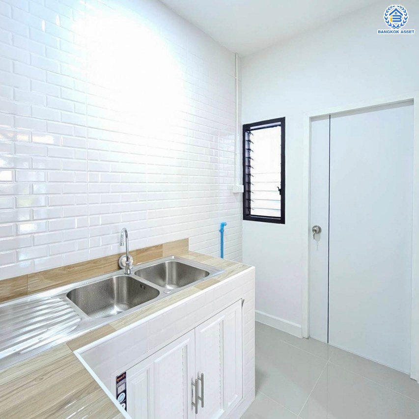 *****ทาวน์เฮ้าส์มือสองนนทบุรี โครงการ ยูงทองธานี แจ้งวัฒนะ เนื้อที่กว้างมากถึง 14 ตร.ว. พื้นที่ใช้สอย 90 ตร.ม. ฟังก์ชัน 2 ห้องนอน 2 ห้องน้ำ 1 ที่จอดรถ บนทำเลแห่งการเดินทาง เชื่อมต่อถนนแจ้งวัฒนะ, ถนนติวานนท์ ใกล้รถไฟฟ้าสายสีชมพู "สถานีแจ้งวัฒนะ-ปากเกร็ด28"