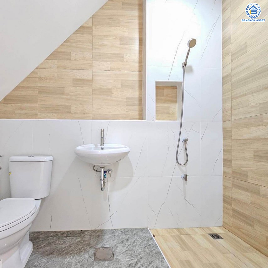 *****ทาวน์เฮ้าส์มือสองนนทบุรี โครงการ ยูงทองธานี แจ้งวัฒนะ เนื้อที่กว้างมากถึง 14 ตร.ว. พื้นที่ใช้สอย 90 ตร.ม. ฟังก์ชัน 2 ห้องนอน 2 ห้องน้ำ 1 ที่จอดรถ บนทำเลแห่งการเดินทาง เชื่อมต่อถนนแจ้งวัฒนะ, ถนนติวานนท์ ใกล้รถไฟฟ้าสายสีชมพู "สถานีแจ้งวัฒนะ-ปากเกร็ด28"