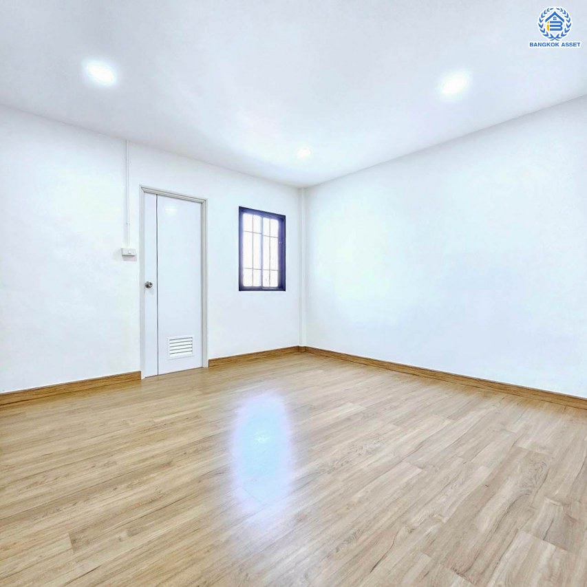 *****ทาวน์เฮ้าส์มือสองนนทบุรี โครงการ ยูงทองธานี แจ้งวัฒนะ เนื้อที่กว้างมากถึง 14 ตร.ว. พื้นที่ใช้สอย 90 ตร.ม. ฟังก์ชัน 2 ห้องนอน 2 ห้องน้ำ 1 ที่จอดรถ บนทำเลแห่งการเดินทาง เชื่อมต่อถนนแจ้งวัฒนะ, ถนนติวานนท์ ใกล้รถไฟฟ้าสายสีชมพู "สถานีแจ้งวัฒนะ-ปากเกร็ด28"