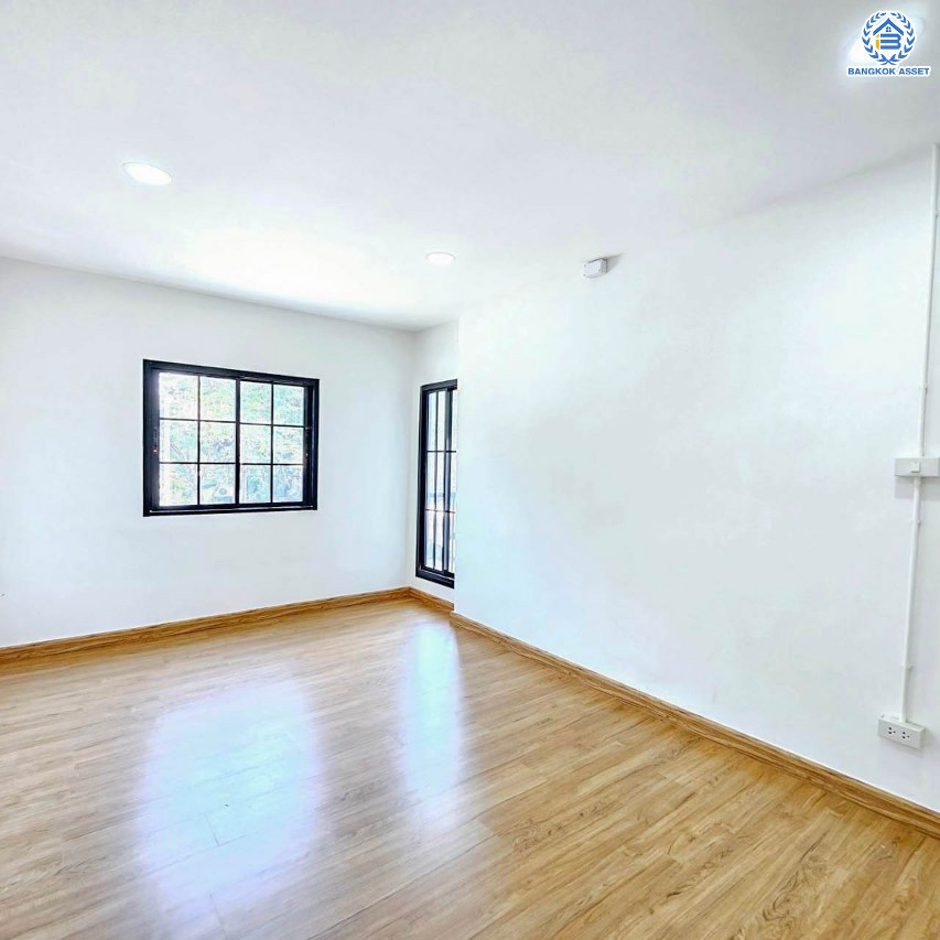 *****ทาวน์เฮ้าส์มือสองนนทบุรี โครงการ ยูงทองธานี แจ้งวัฒนะ เนื้อที่กว้างมากถึง 14 ตร.ว. พื้นที่ใช้สอย 90 ตร.ม. ฟังก์ชัน 2 ห้องนอน 2 ห้องน้ำ 1 ที่จอดรถ บนทำเลแห่งการเดินทาง เชื่อมต่อถนนแจ้งวัฒนะ, ถนนติวานนท์ ใกล้รถไฟฟ้าสายสีชมพู "สถานีแจ้งวัฒนะ-ปากเกร็ด28"