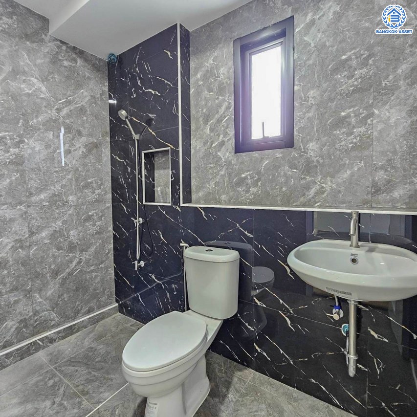 *****ทาวน์เฮ้าส์มือสองนนทบุรี โครงการ ยูงทองธานี แจ้งวัฒนะ เนื้อที่กว้างมากถึง 14 ตร.ว. พื้นที่ใช้สอย 90 ตร.ม. ฟังก์ชัน 2 ห้องนอน 2 ห้องน้ำ 1 ที่จอดรถ บนทำเลแห่งการเดินทาง เชื่อมต่อถนนแจ้งวัฒนะ, ถนนติวานนท์ ใกล้รถไฟฟ้าสายสีชมพู "สถานีแจ้งวัฒนะ-ปากเกร็ด28"