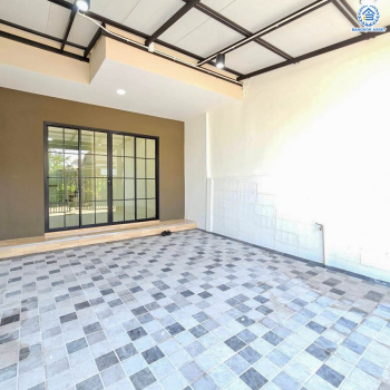 *****ทาวน์เฮ้าส์มือสองนนทบุรี โครงการ ยูงทองธานี แจ้งวัฒนะ เนื้อที่กว้างมากถึง 14 ตร.ว. พื้นที่ใช้สอย 90 ตร.ม. ฟังก์ชัน 2 ห้องนอน 2 ห้องน้ำ 1 ที่จอดรถ บนทำเลแห่งการเดินทาง เชื่อมต่อถนนแจ้งวัฒนะ, ถนนติวานนท์ ใกล้รถไฟฟ้าสายสีชมพู "สถานีแจ้งวัฒนะ-ปากเกร็ด28"